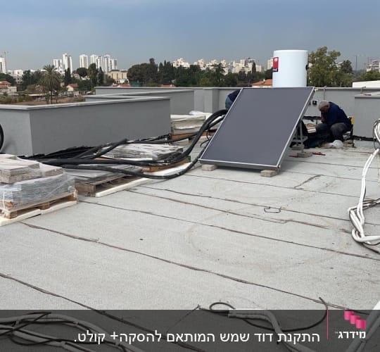 פאנל סולארי על גג עם צינורות ומיכל מים